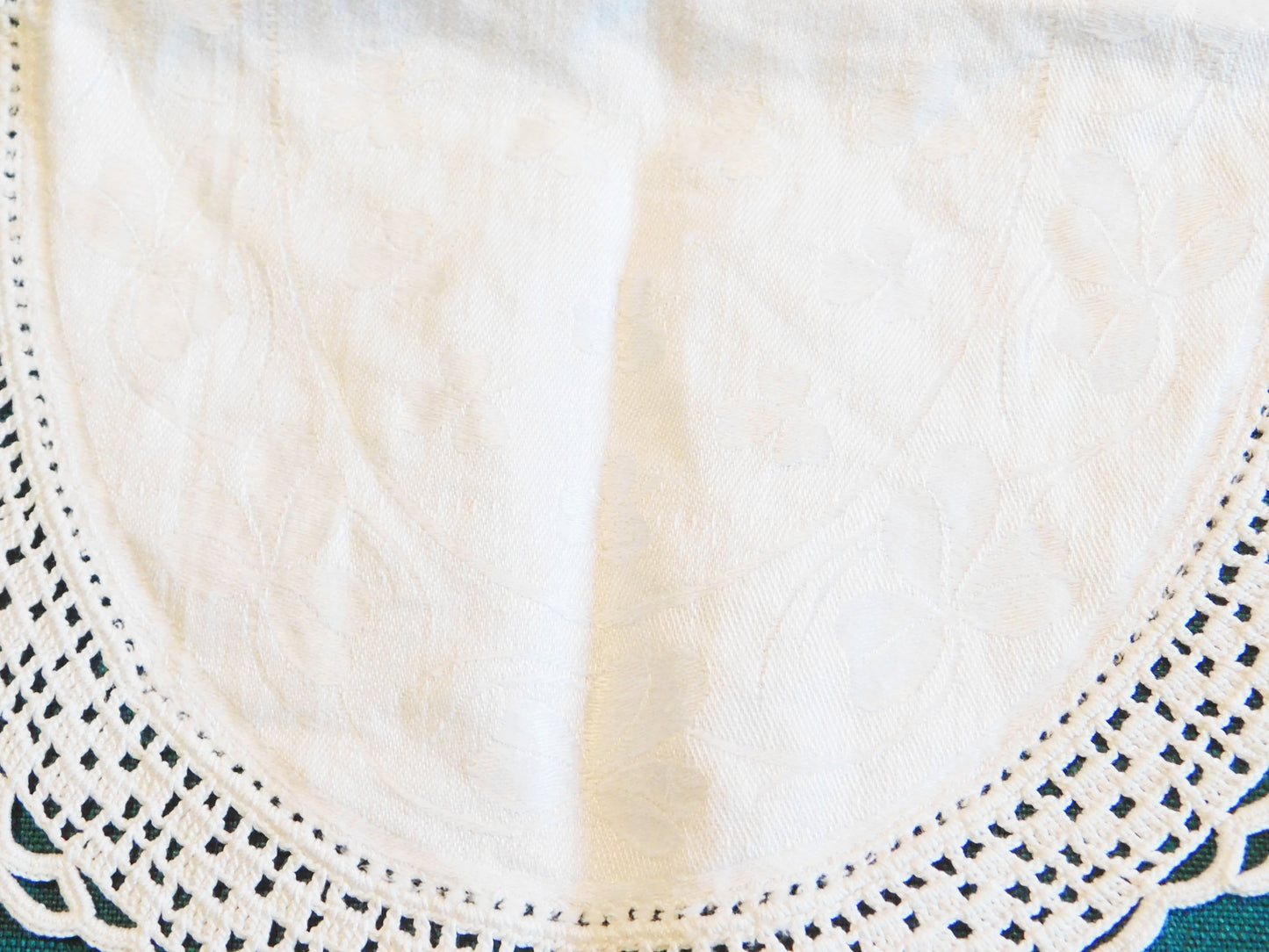 Vintage linen center with floral crocheted edge oval doily VGU