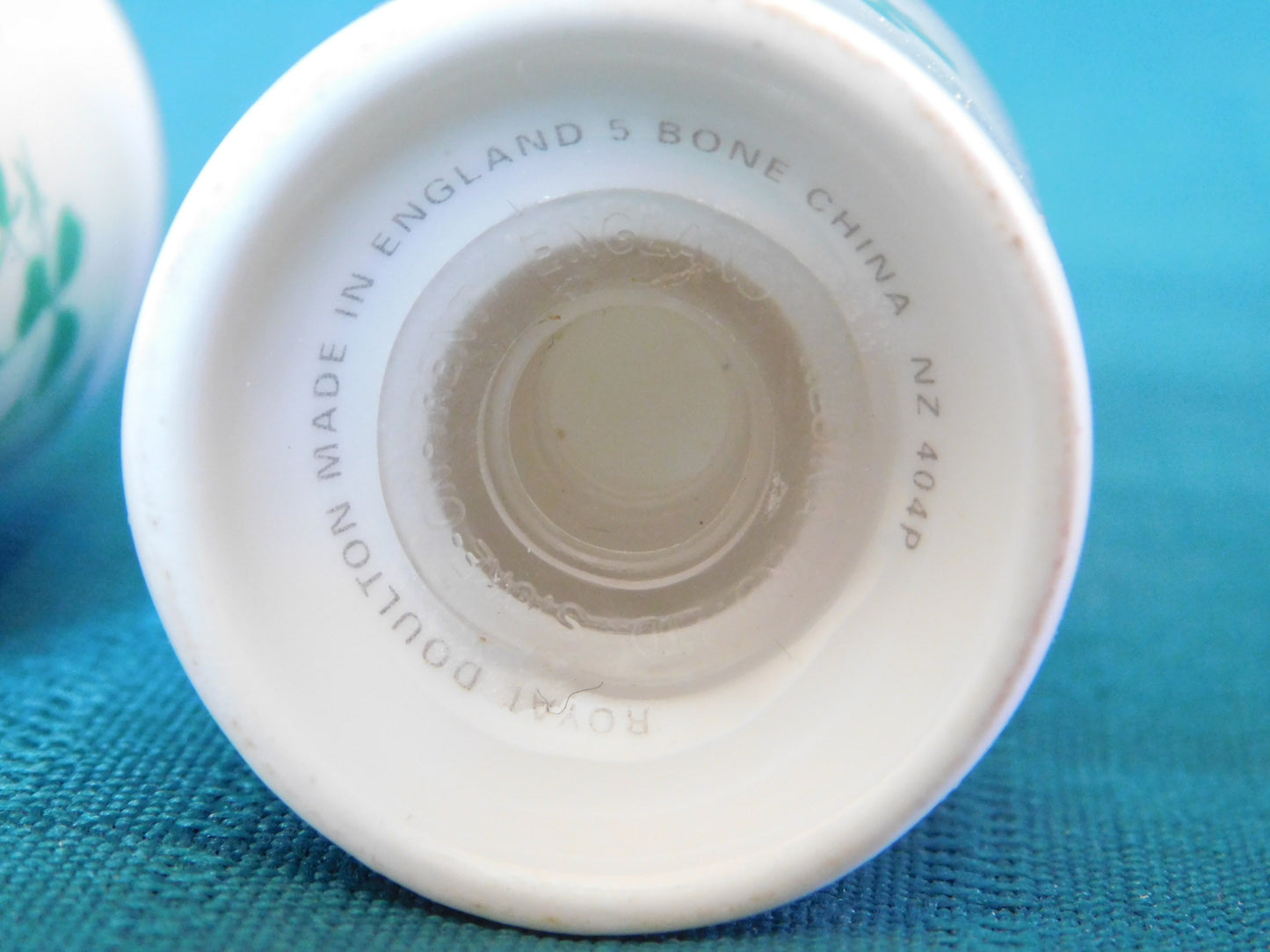 Royal Doulton green Shamrock gold accents NZ 404P salt pepper shakers mint condition