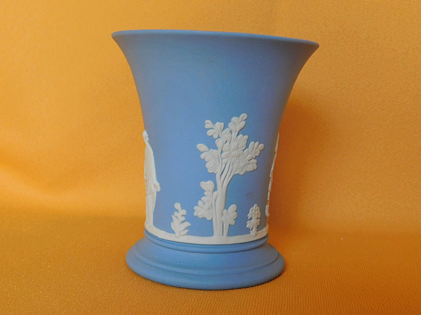 Wedgwood cream on lavender scene 4 inch vase Jasperware near mint condition