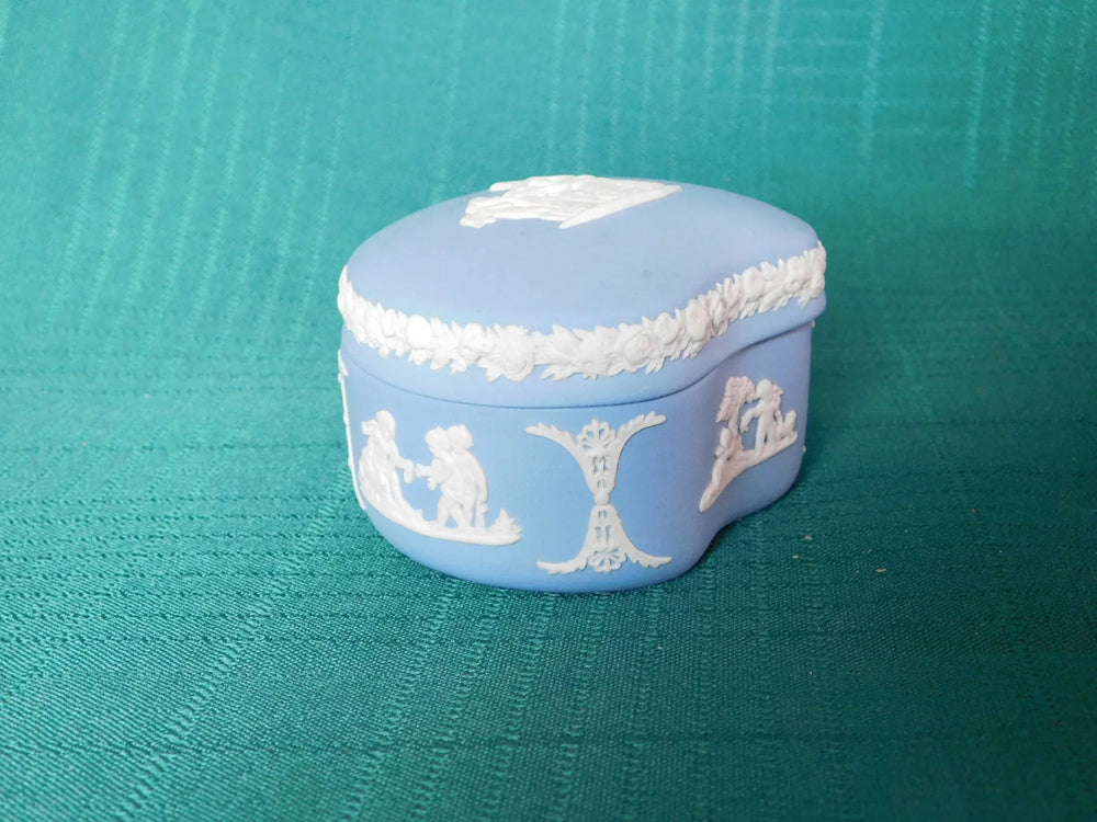 Wedgwood cream on lavender bean box Cupid as Oracle near mint condition