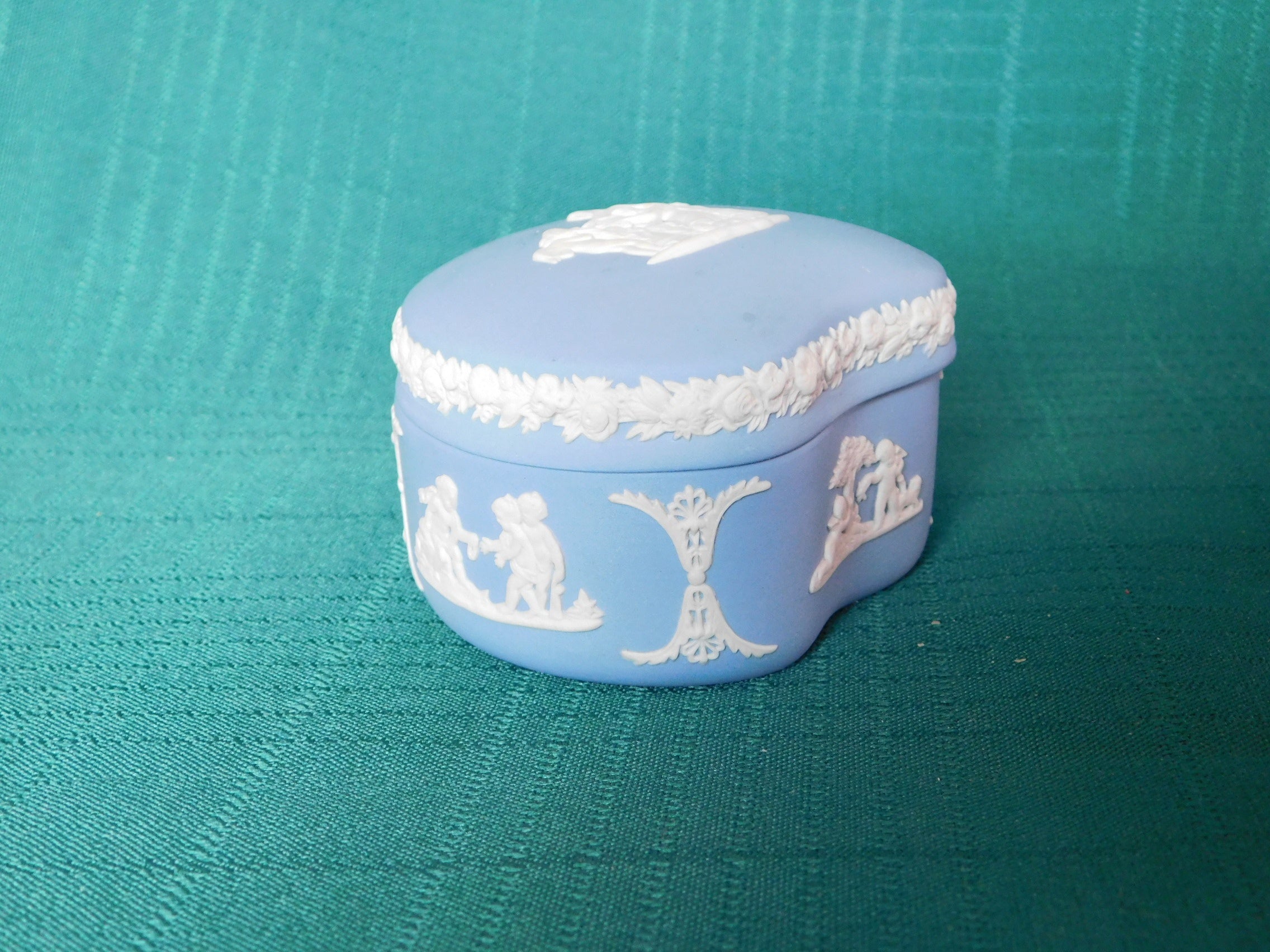 Wedgwood cream on lavender bean box Cupid as Oracle near mint condition