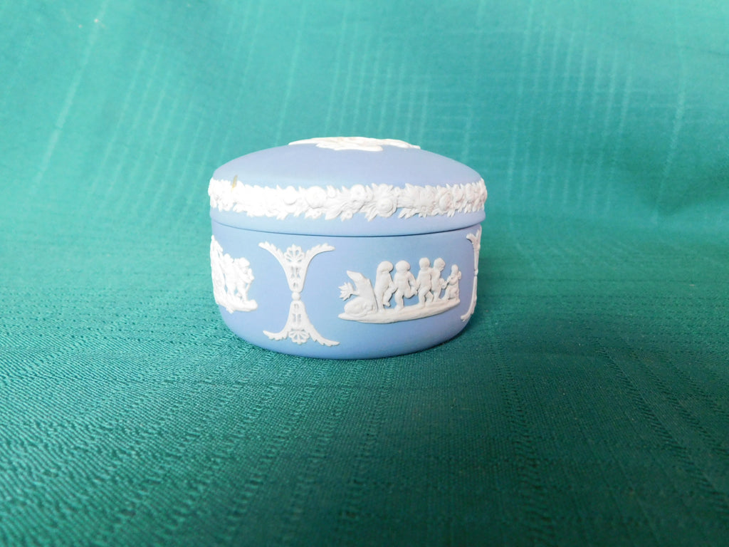 Wedgwood cream on lavender bean box Cupid as Oracle near mint condition