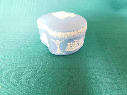 Wedgwood cream on lavender bean box Cupid as Oracle near mint condition