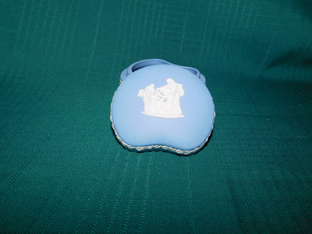 Wedgwood cream on lavender bean box Cupid as Oracle near mint condition