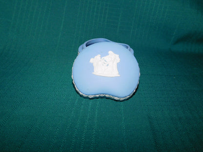 Wedgwood cream on lavender bean box Cupid as Oracle near mint condition