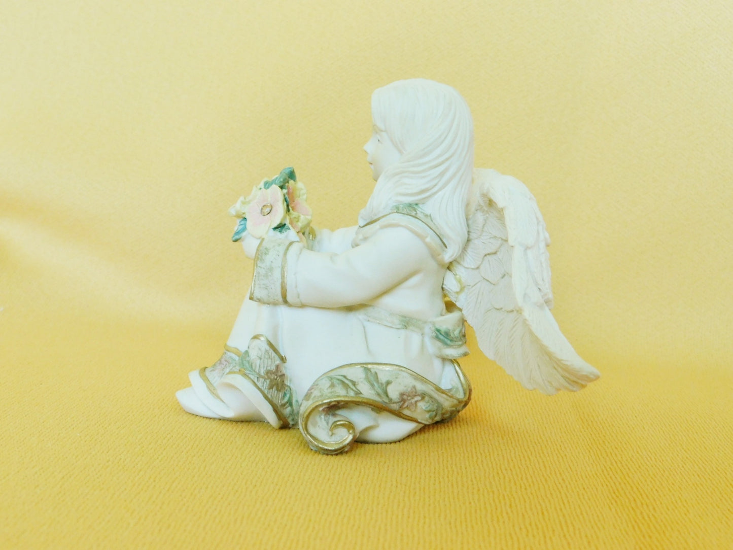 Sarah's Angel November (2004) figurine near mint condition