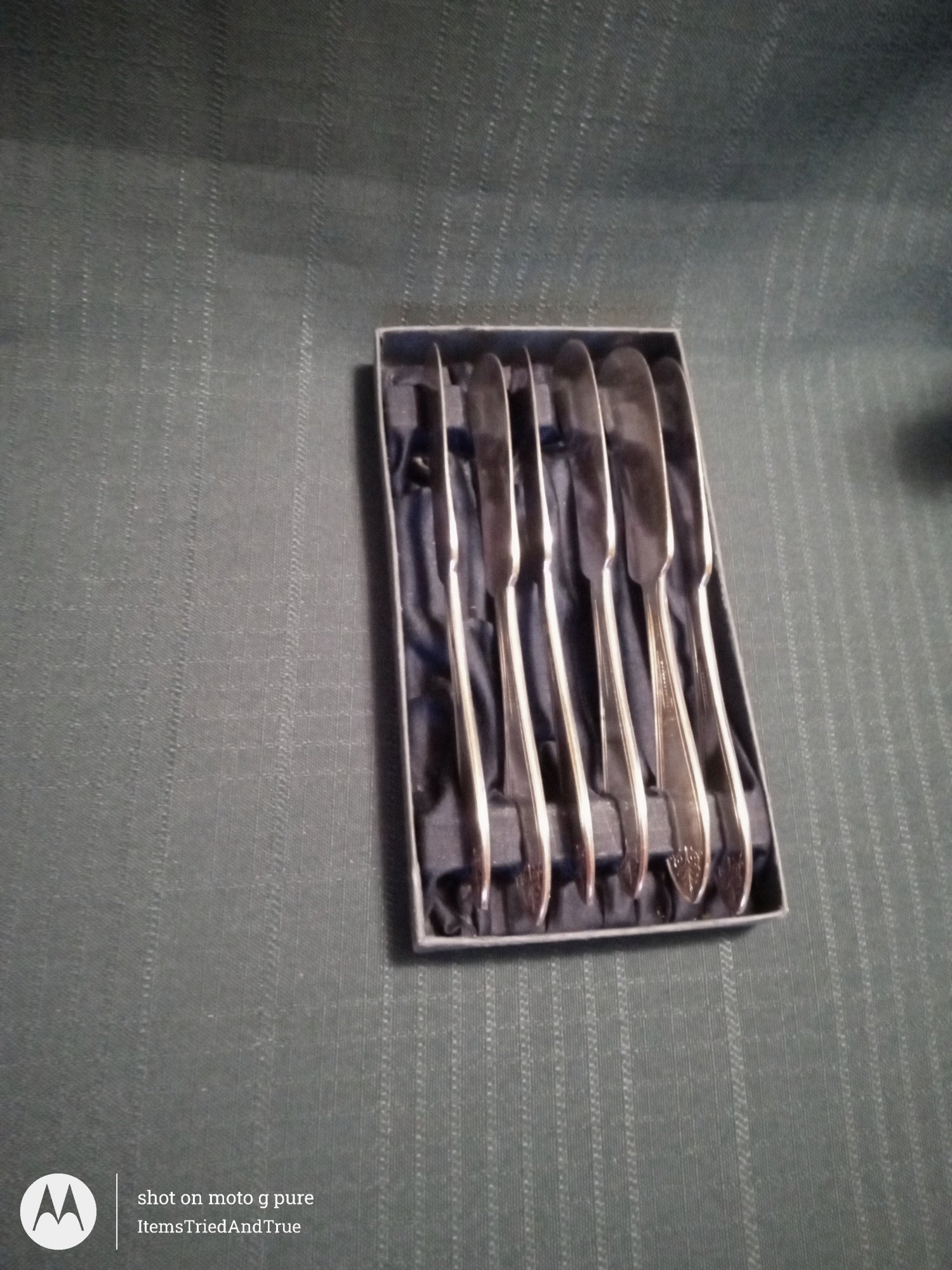 Wm. Rogers & Son “Debutante” Silverplate Butter Spreaders – 6‑Piece Vintage Set
