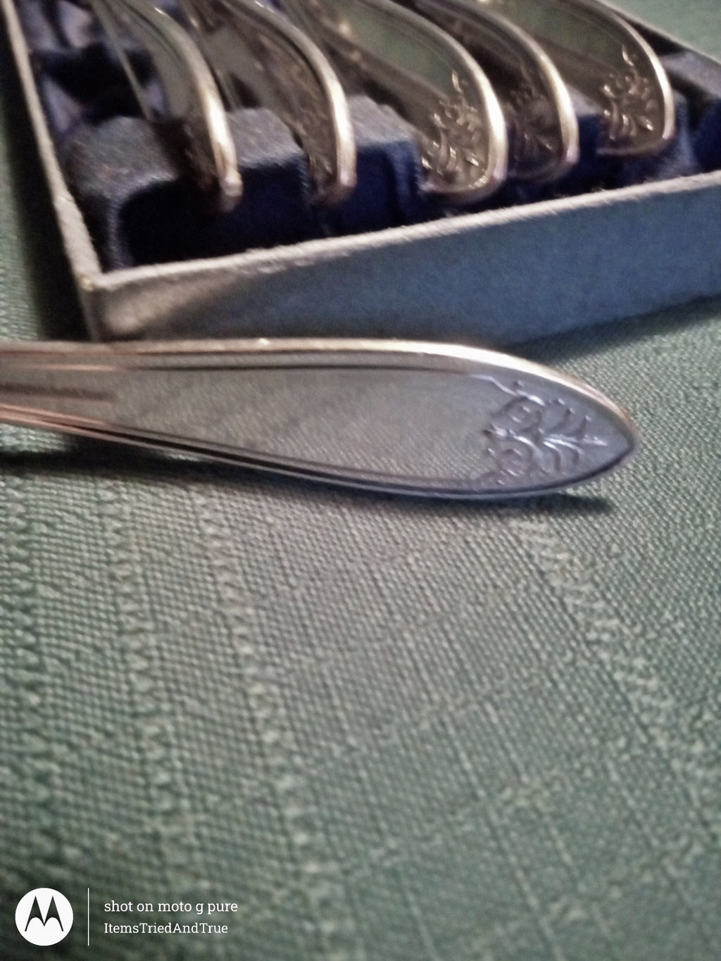 Wm. Rogers & Son “Debutante” Silverplate Butter Spreaders – 6‑Piece Vintage Set