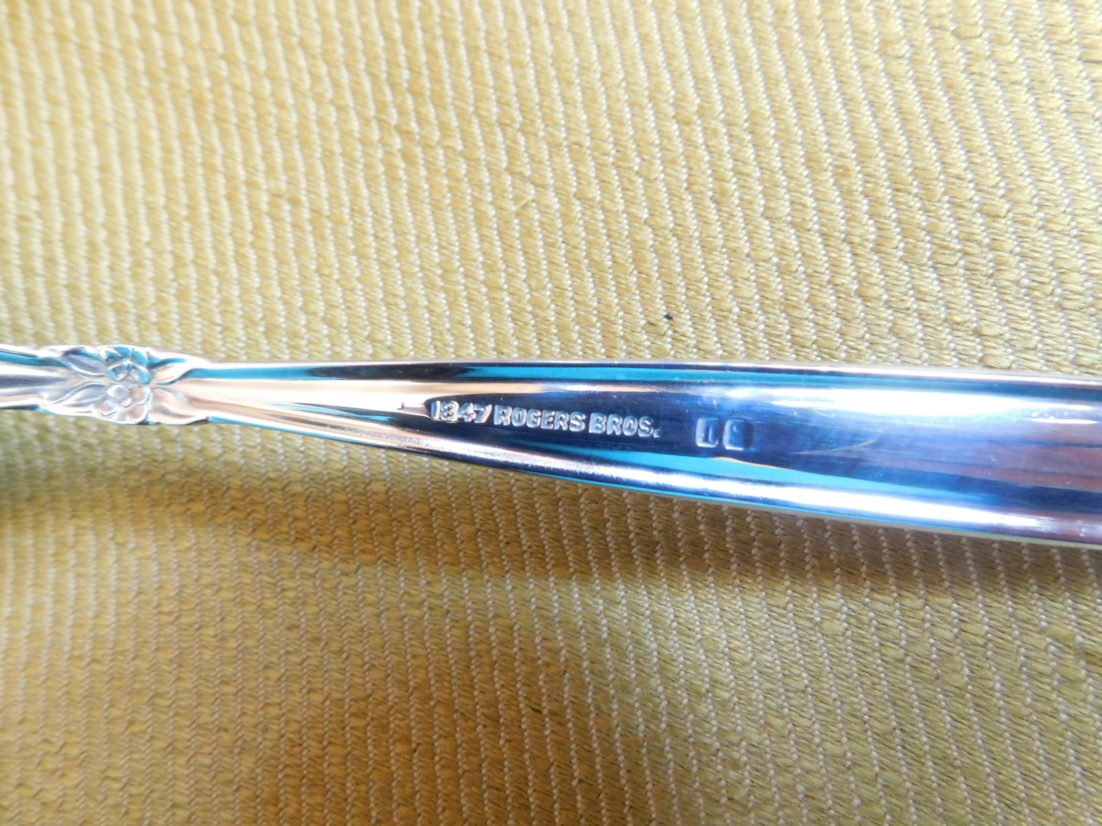 1847 Rogers Bros. Garland (1965) tablespoon (serving spoon) VGU