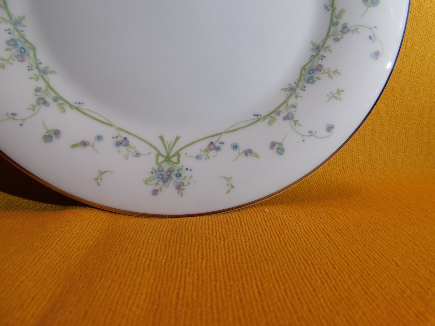 Royal Doulton Demure (1981) bread butter plate near mint condition