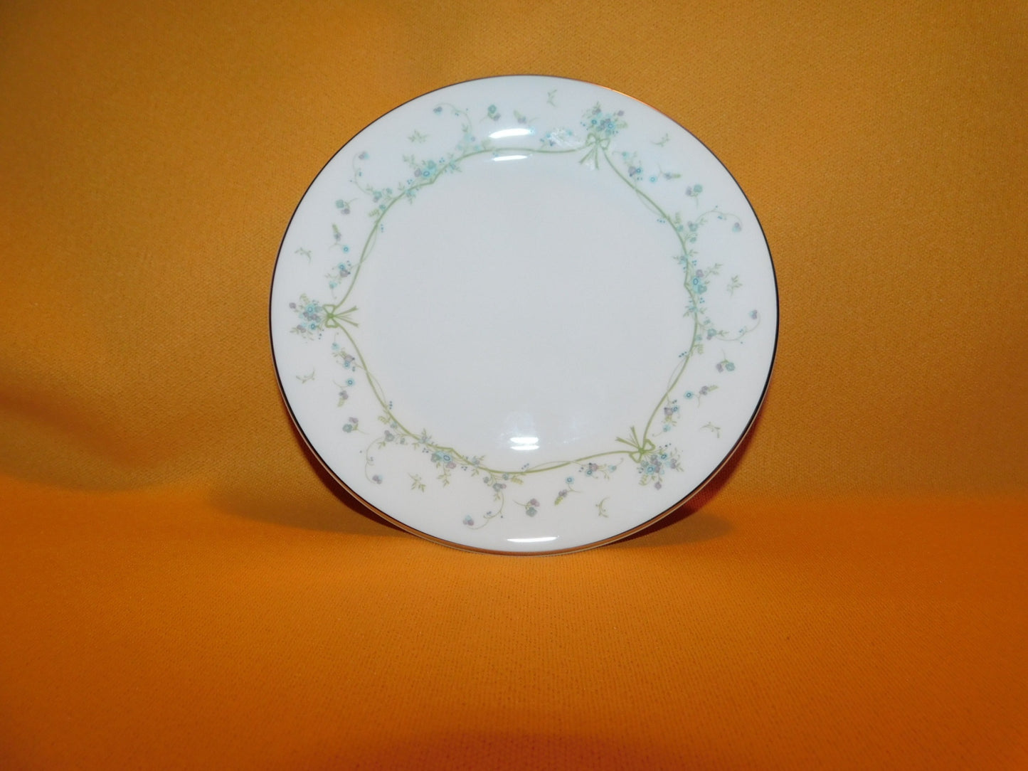 Royal Doulton Demure (1981) salad plate near mint condition