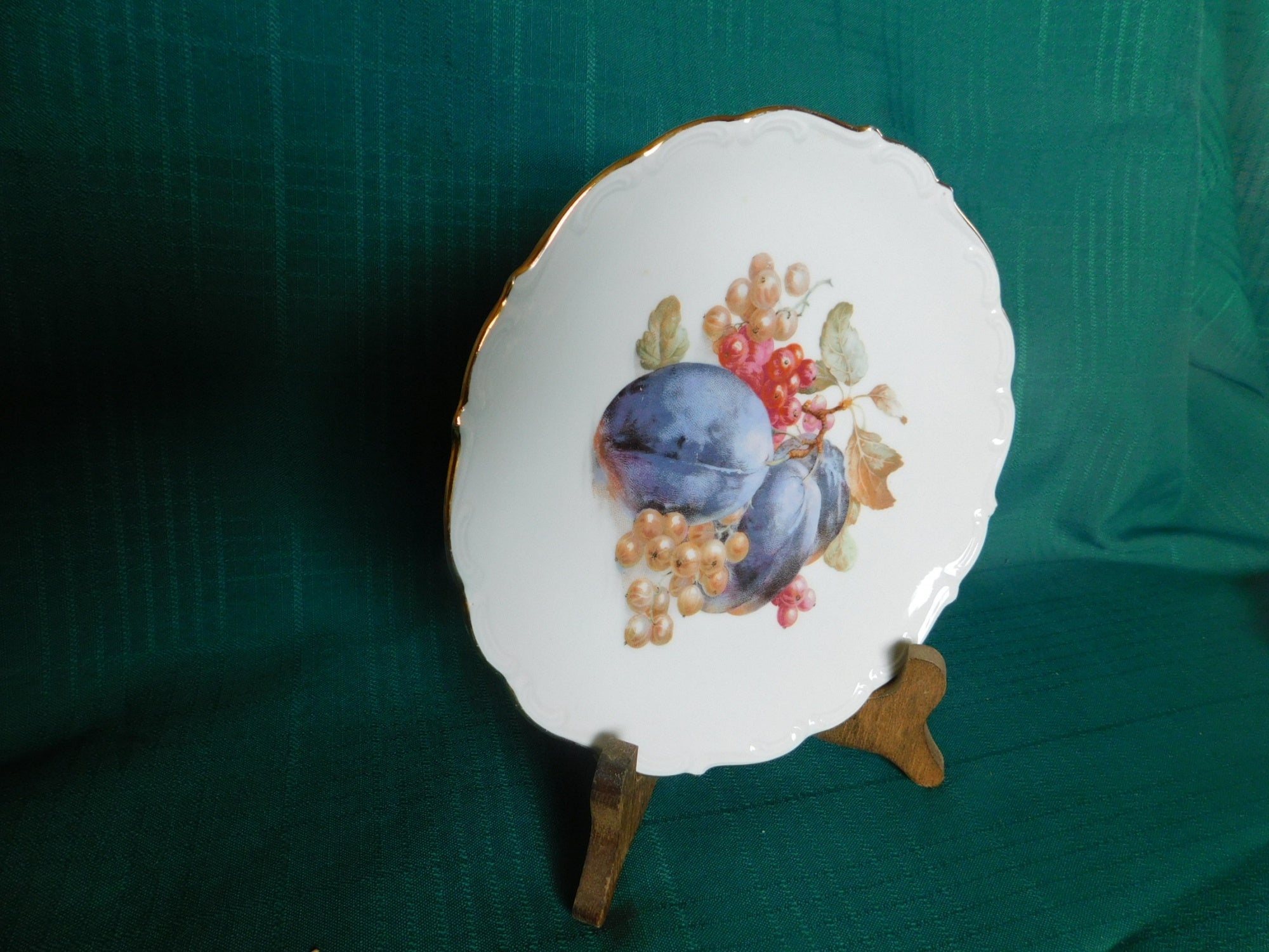 Schumann Bavaria scalloped embossed salad plate plum currant 65 right VGU