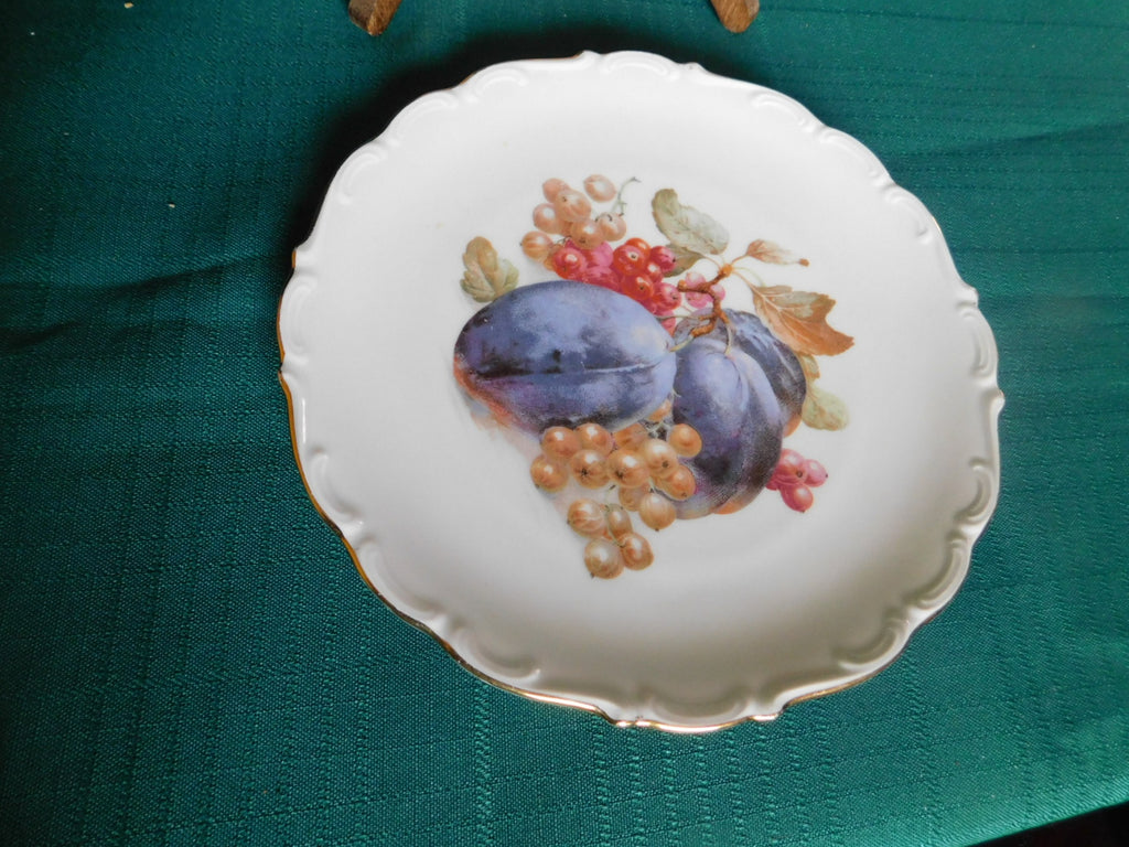 Schumann Bavaria scalloped embossed salad plate plum currant 65 right VGU