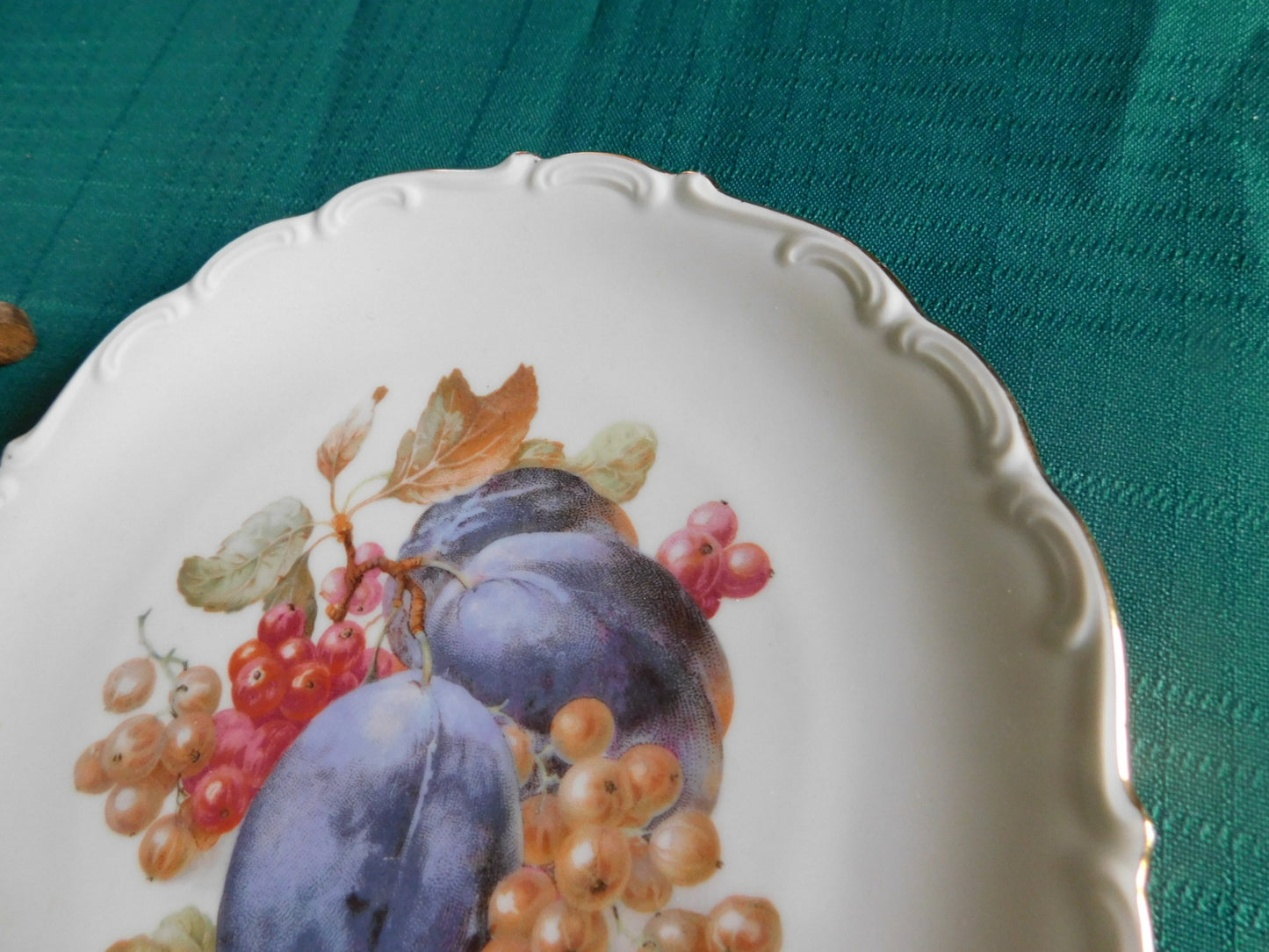Schumann Bavaria scalloped embossed salad plate plum currant 65 right VGU