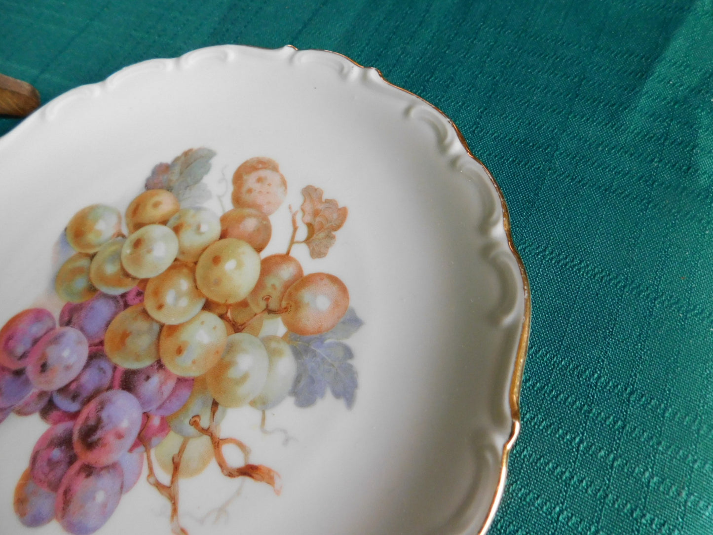 Schumann Bavaria scalloped embossed salad plate grapes 65 double stem VGU