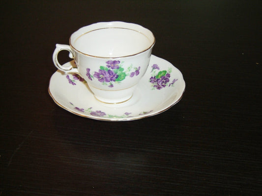 Colclough 7177 (CLC112?) purple violets cup and saucer VGU