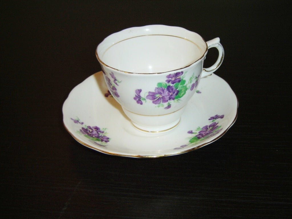 Colclough 7177 (CLC112?) purple violets cup and saucer VGU