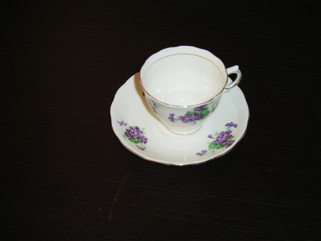 Colclough 7177 (CLC112?) purple violets cup and saucer VGU
