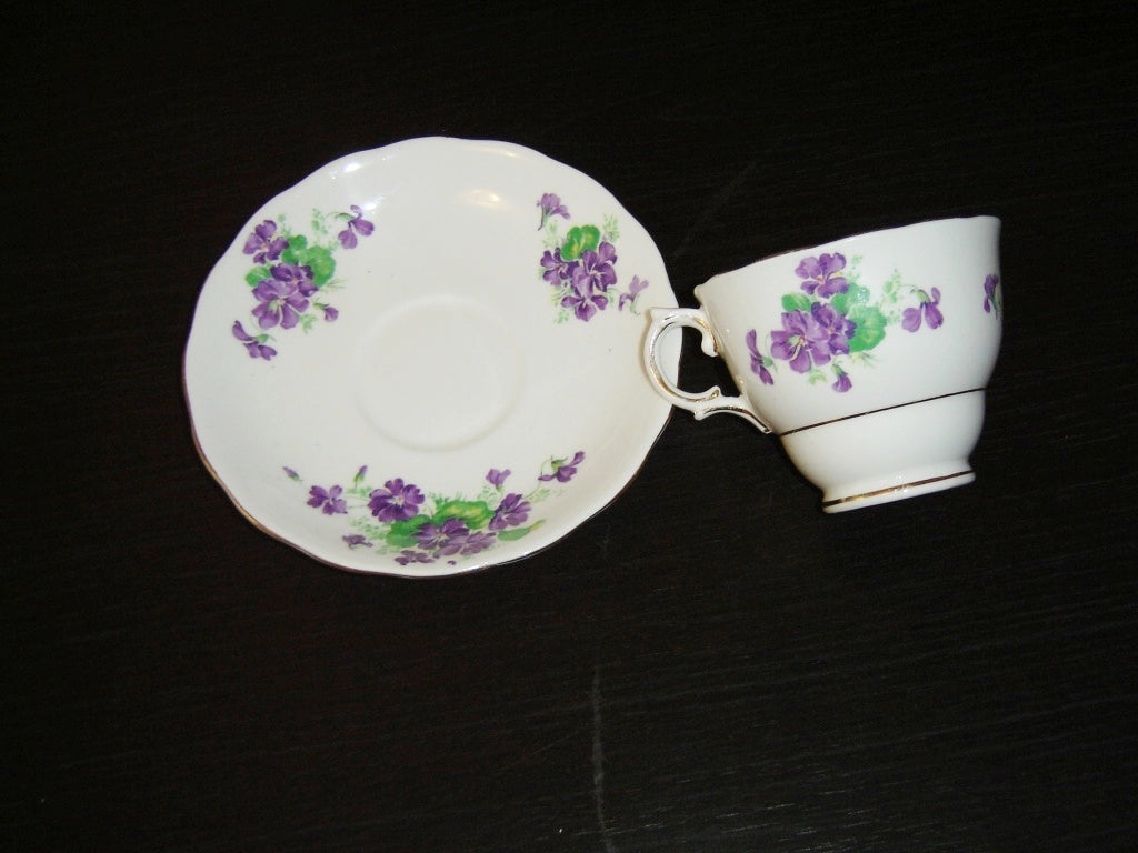 Colclough 7177 (CLC112?) purple violets cup and saucer VGU