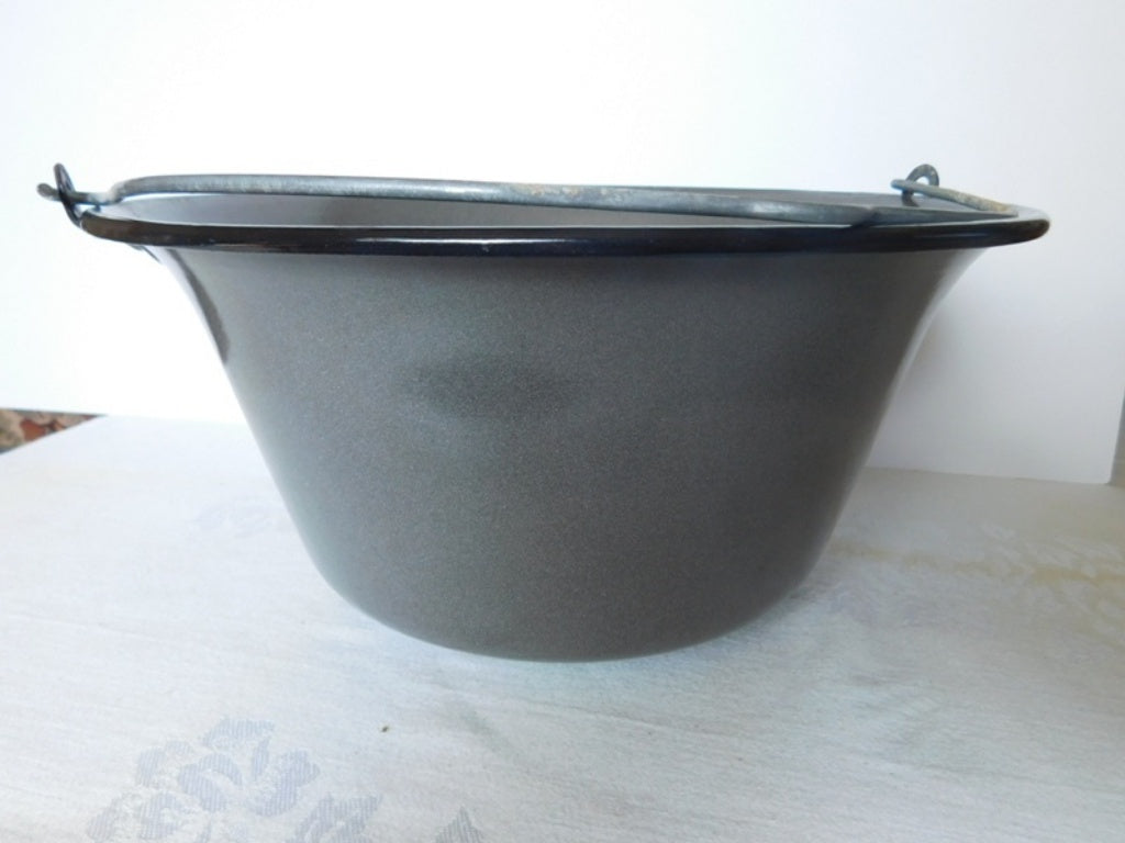 Vintage 13 inch grey enamelware pot with handle VGU