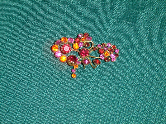 Vintage multitoned pink to red brooch gold colored mount