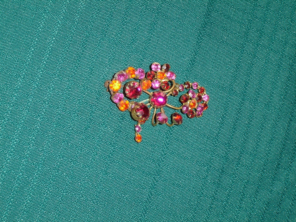 Vintage multitoned pink to red brooch gold colored mount