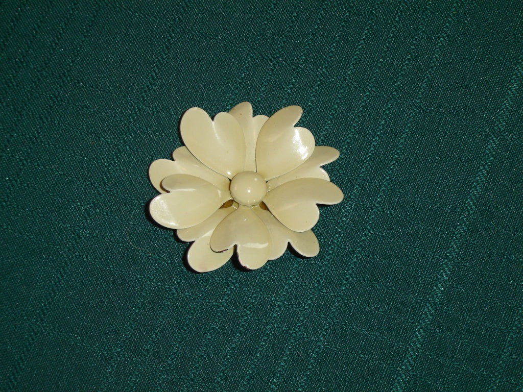 Vintage beige floral metal brooch VGU