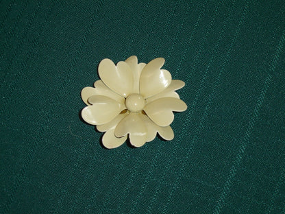Vintage beige floral metal brooch VGU