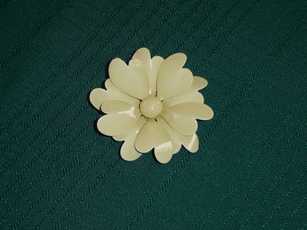 Vintage beige floral metal brooch VGU