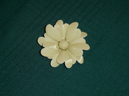 Vintage beige floral metal brooch VGU