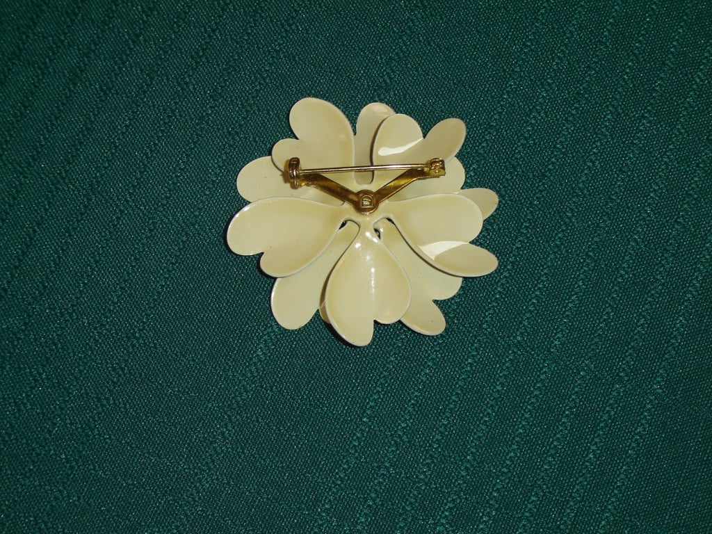 Vintage beige floral metal brooch VGU