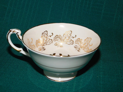 Paragon gold oak leaf roses pale pink interior teacup near mint condition