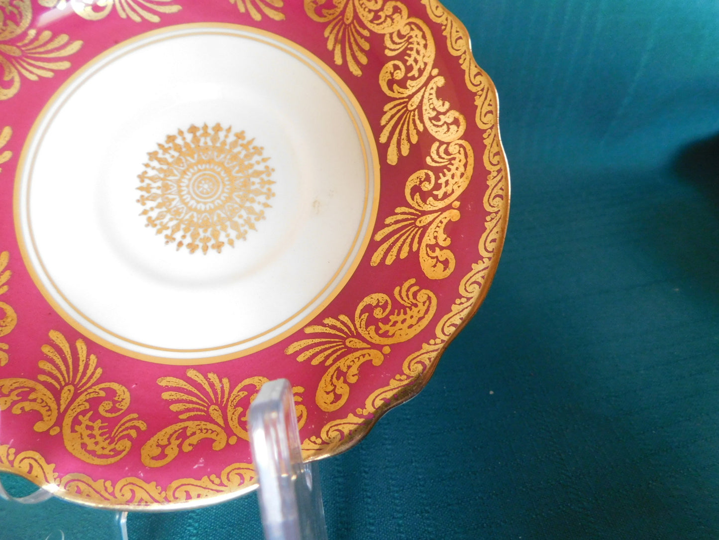 Paragon A526/5 gold scroll red band double warrant saucer VGU