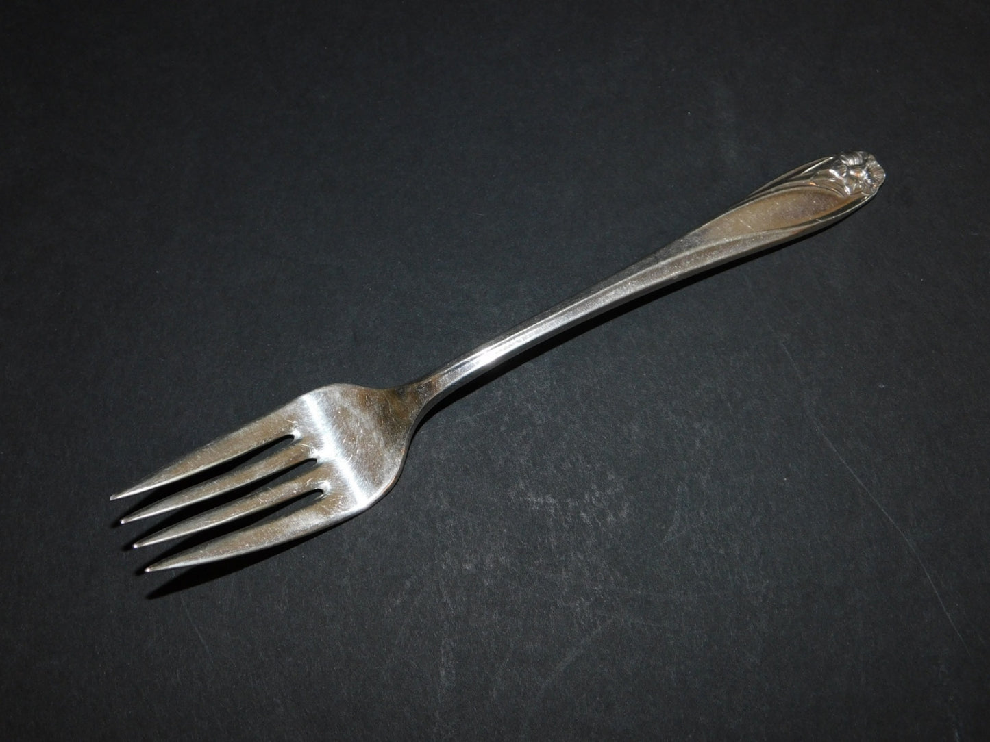 1847 Rogers Bros. Daffodil (1950) individual salad fork VGU