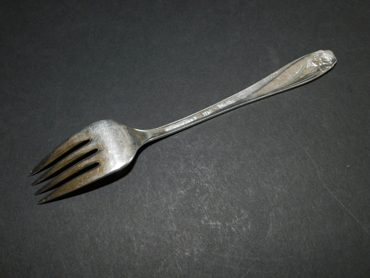 1847 Rogers Bros. Daffodil (1950) individual salad fork VGU