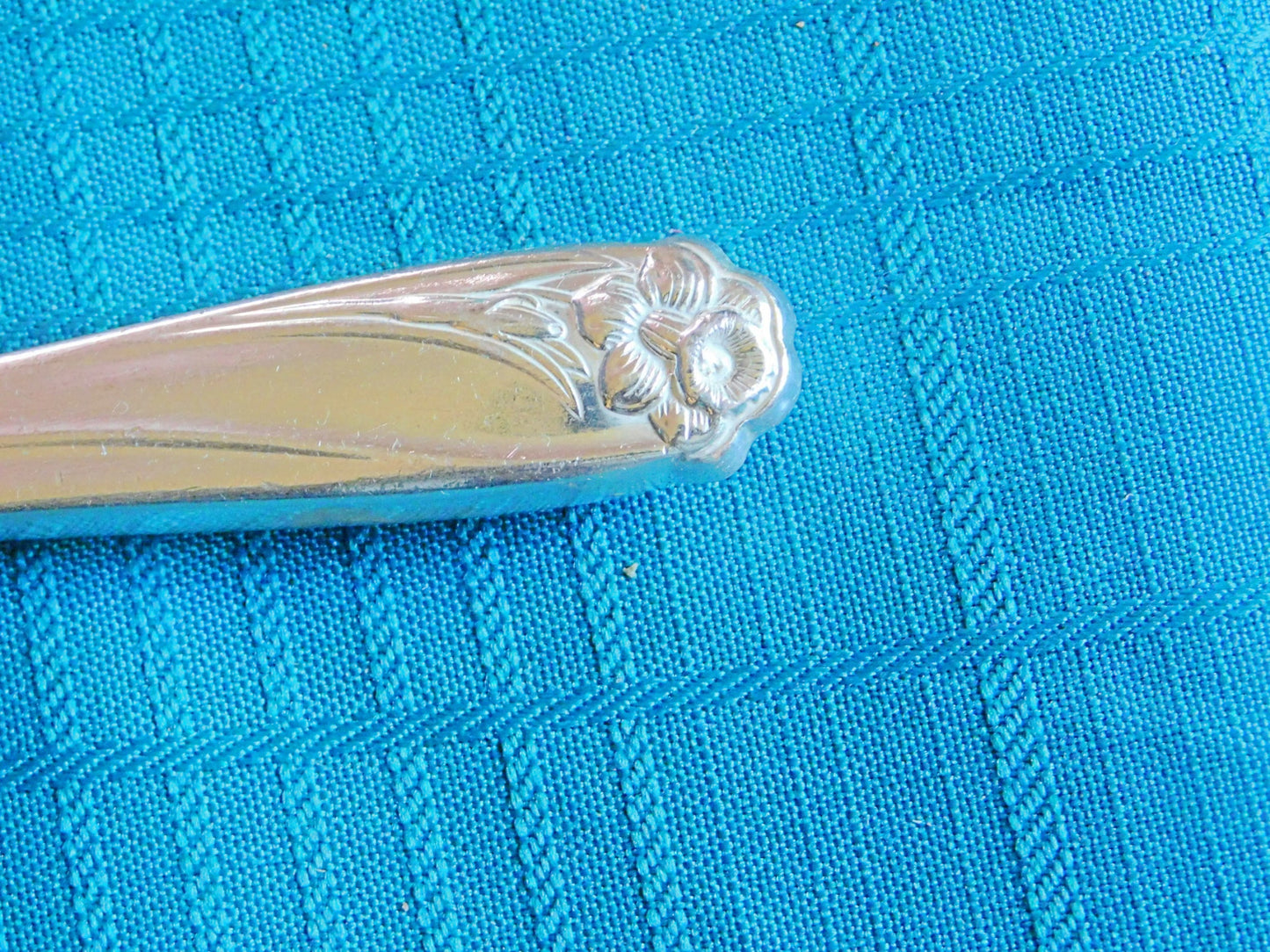 1847 Rogers Bros. Daffodil (1950) modern hollow grille knife VGU