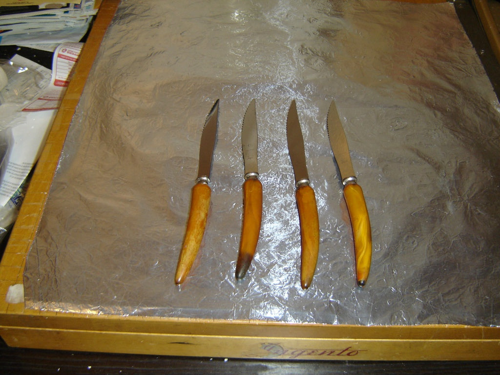 Set of 4 Sheffield Bakelite handled steak knives