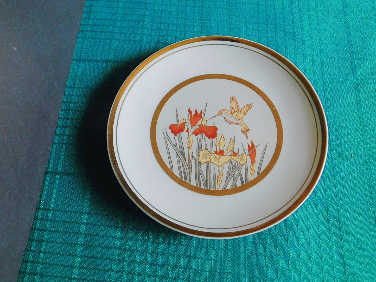 Chokin 6 inch Hummingbird rust yellow floral plate VGU