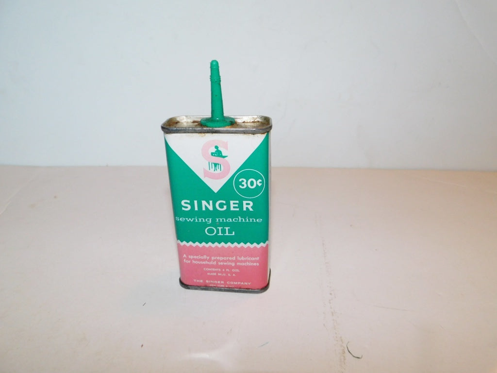 Vintage Singer 4 ounce machine oil 489520 collector tin from U.S.A.