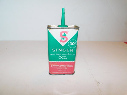 Vintage Singer 4 ounce machine oil 489520 collector tin from U.S.A.