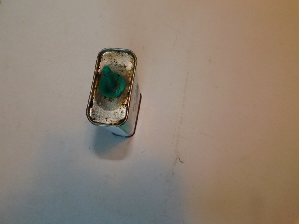 Vintage Singer 4 ounce machine oil 489520 collector tin from U.S.A.