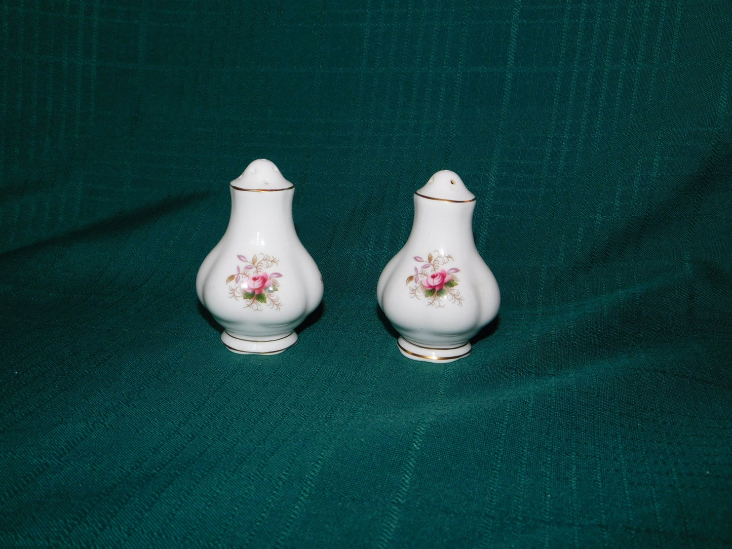 Royal Albert Lavender Rose (1970) salt and pepper shakers mint condition