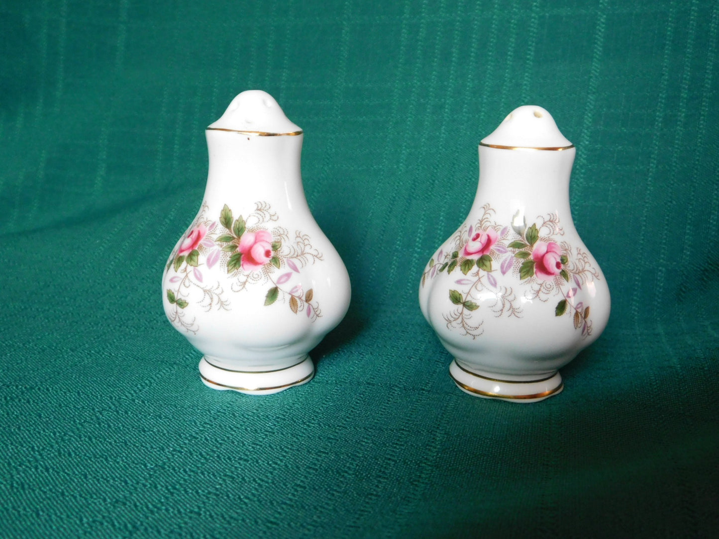 Royal Albert Lavender Rose (1970) salt and pepper shakers mint condition