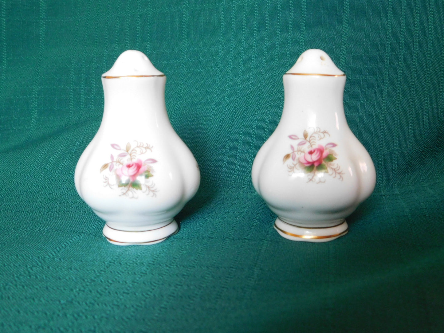 Royal Albert Lavender Rose (1970) salt and pepper shakers mint condition