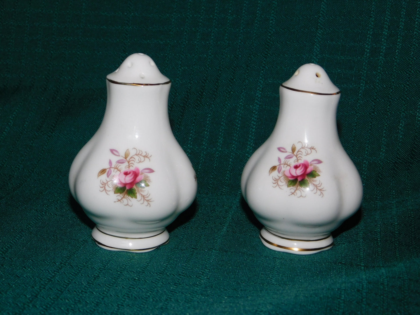 Royal Albert Lavender Rose (1970) salt and pepper shakers mint condition