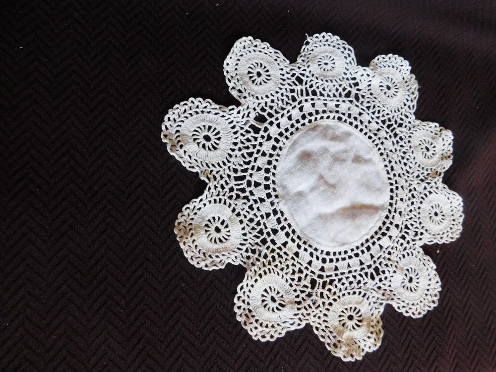 Vintage 10 point circle crocheted doily with linen center