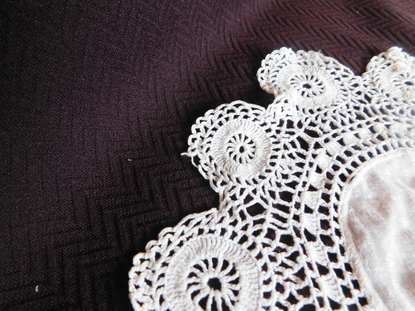 Vintage 10 point circle crocheted doily with linen center