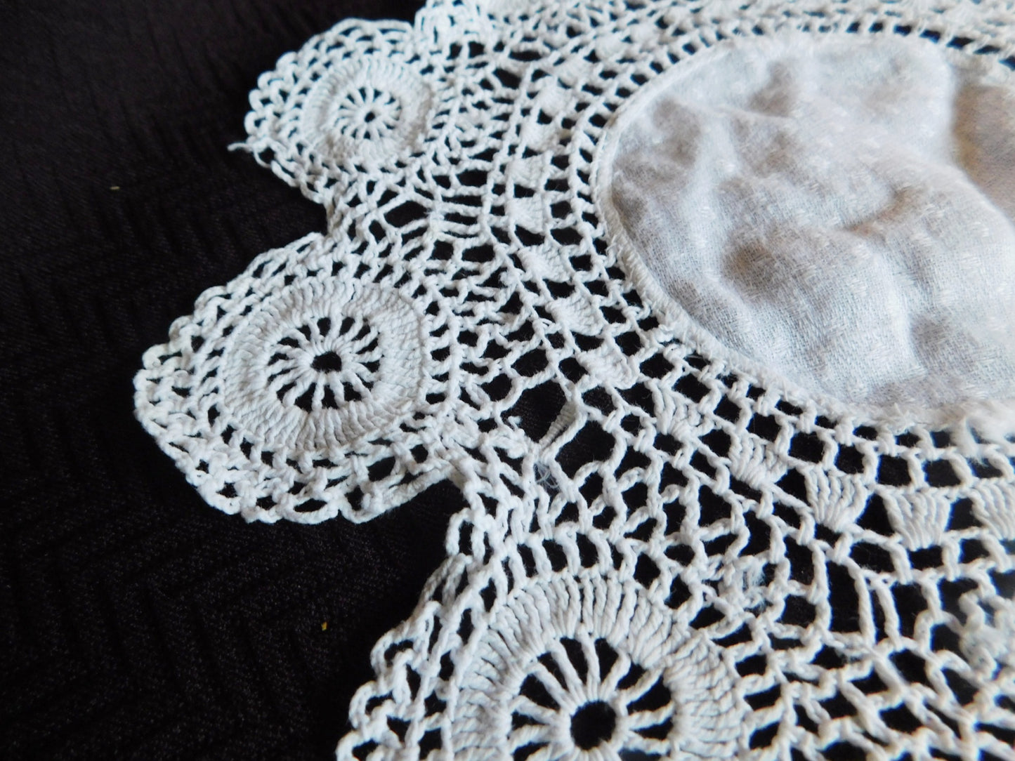 Vintage 10 point circle crocheted doily with linen center