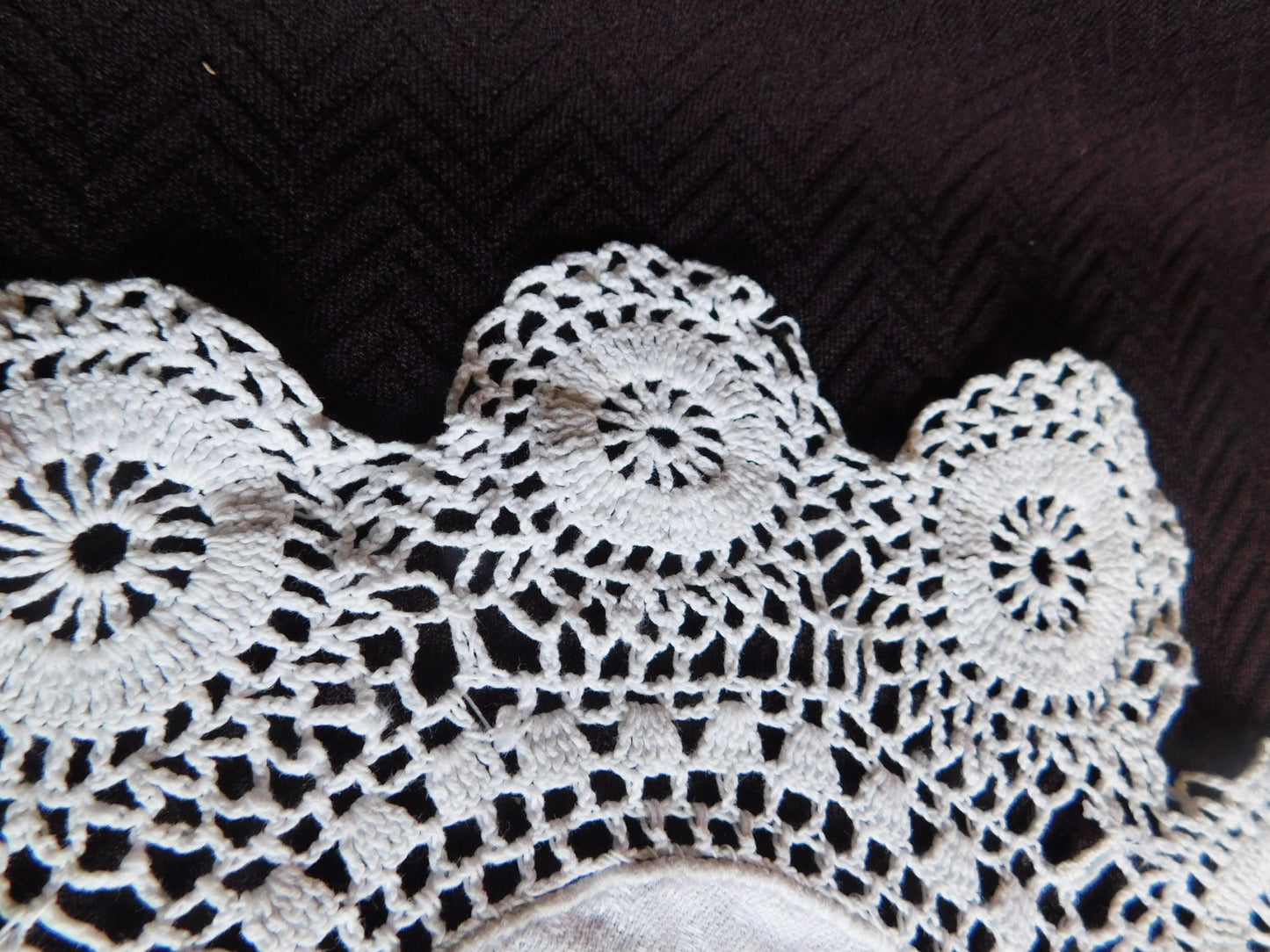 Vintage 10 point circle crocheted doily with linen center