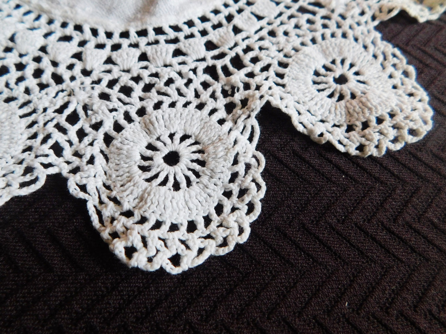 Vintage 10 point circle crocheted doily with linen center